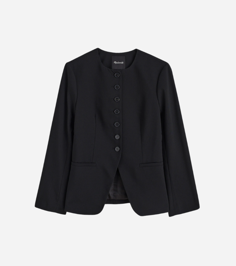 Modern cropped trench coat – A sophisticated yet relaxed layering piece.