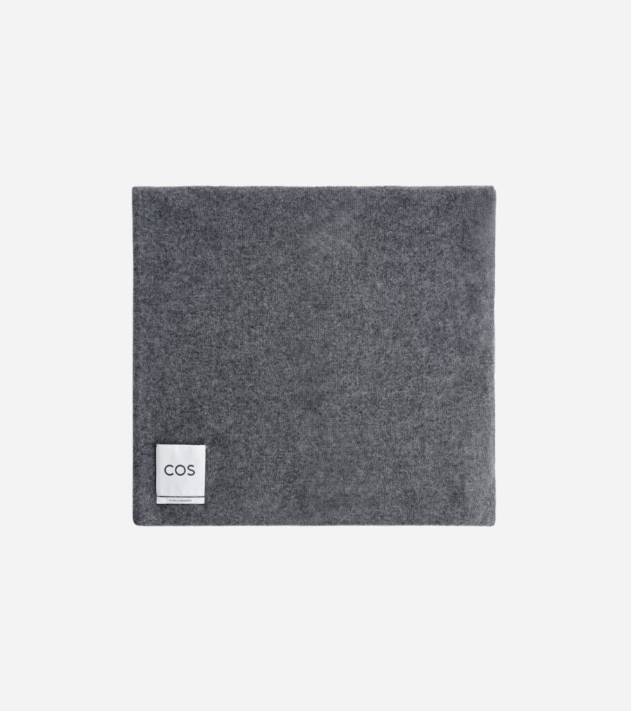 Minimalist grey cashmere scarf from COS — a timeless winter accessory for a capsule wardrobe, combining warmth, softness, and effortless style.